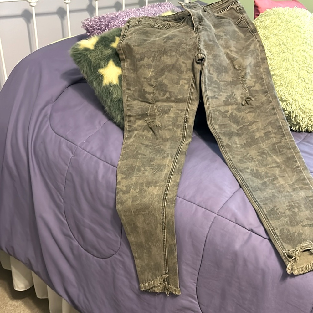 Camophlage jeans skinny ankle, some distressing.